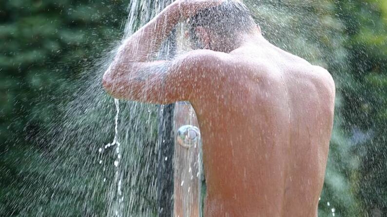 A contrast shower helps to lift the man and increases the potency